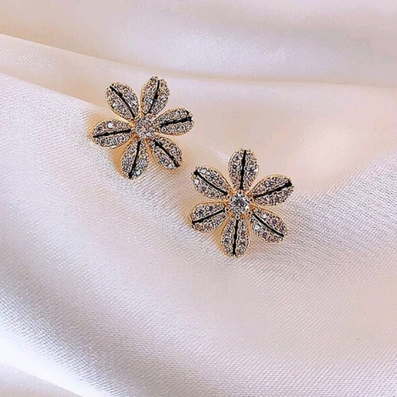 🐝5/$25 $ Rhinestone Flower Earrings - Picture 2 of 2